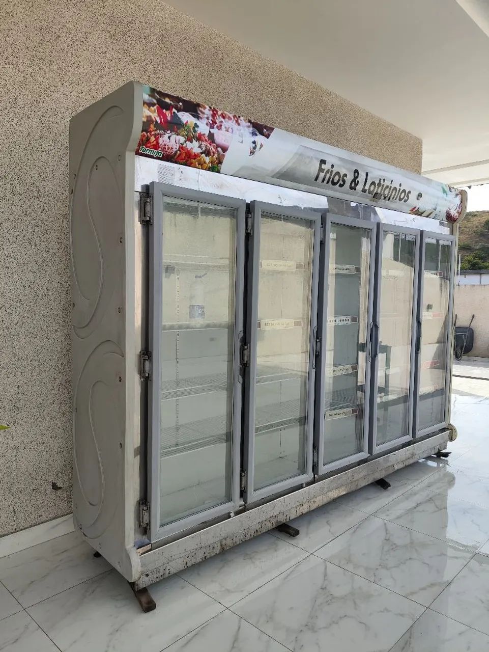 Vende-se 3 freezers e um ralador 