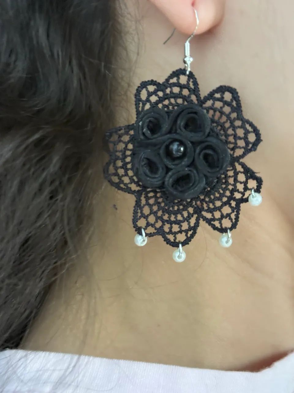 Brincos artesanais prata 925 e flor poliéster  - Foto 3