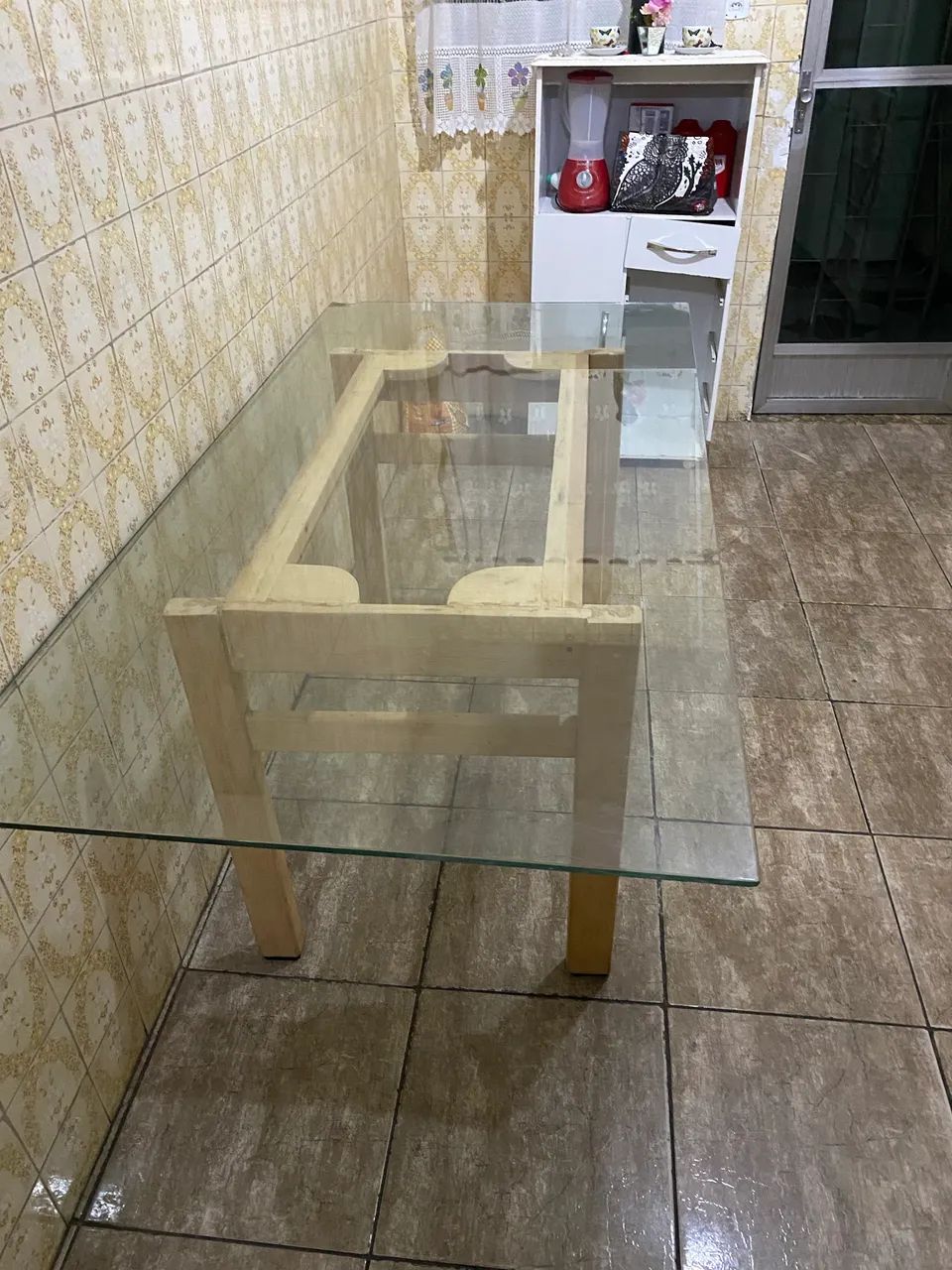 Mesa de vidro com pés feito de madeira de lei  - Foto 2