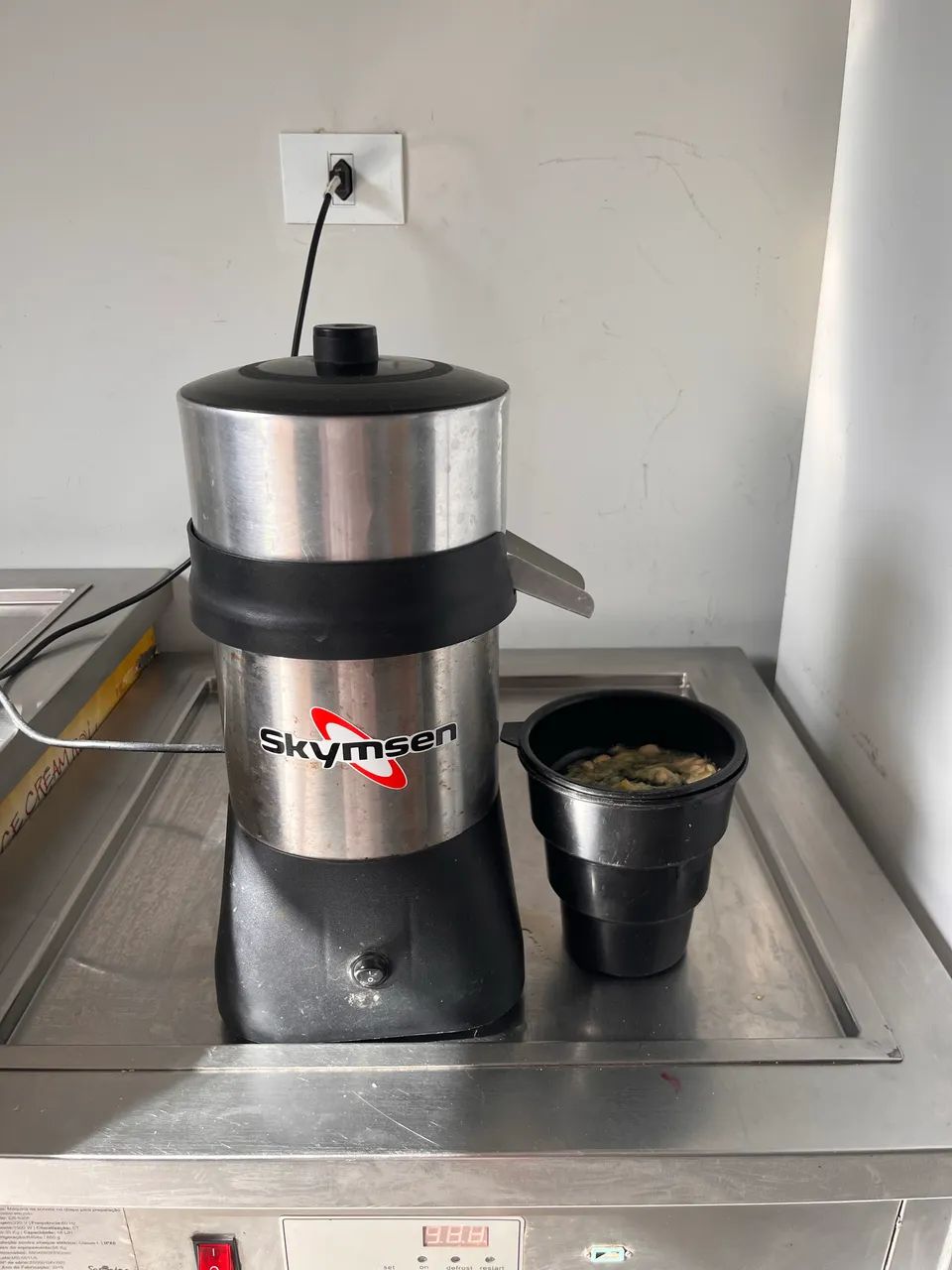 Vendo Espremedor de laranja e limão industrial  - Foto 4