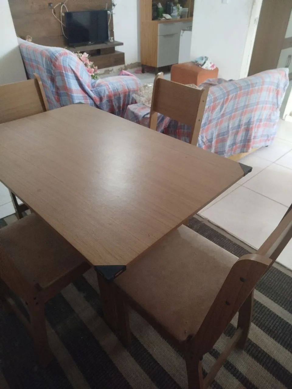 Vendo mesa com 4 cadeiras de madeira, usada - Foto 2
