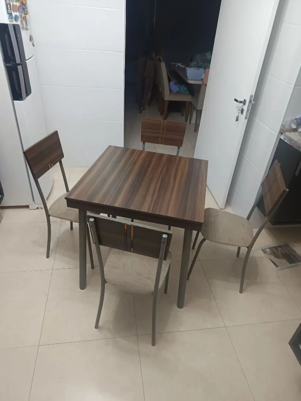 Mesa com 4 cadeiras 