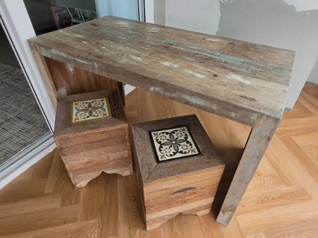 Mesa em madeira de demolição com duas banquetas