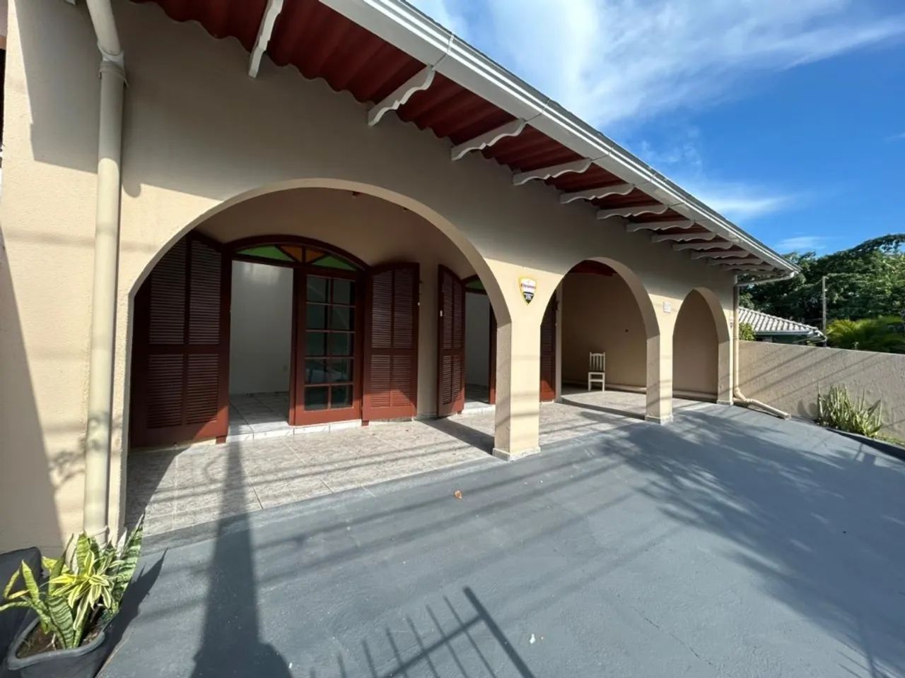 CASA COM 3 DORM. NA TRINDADE