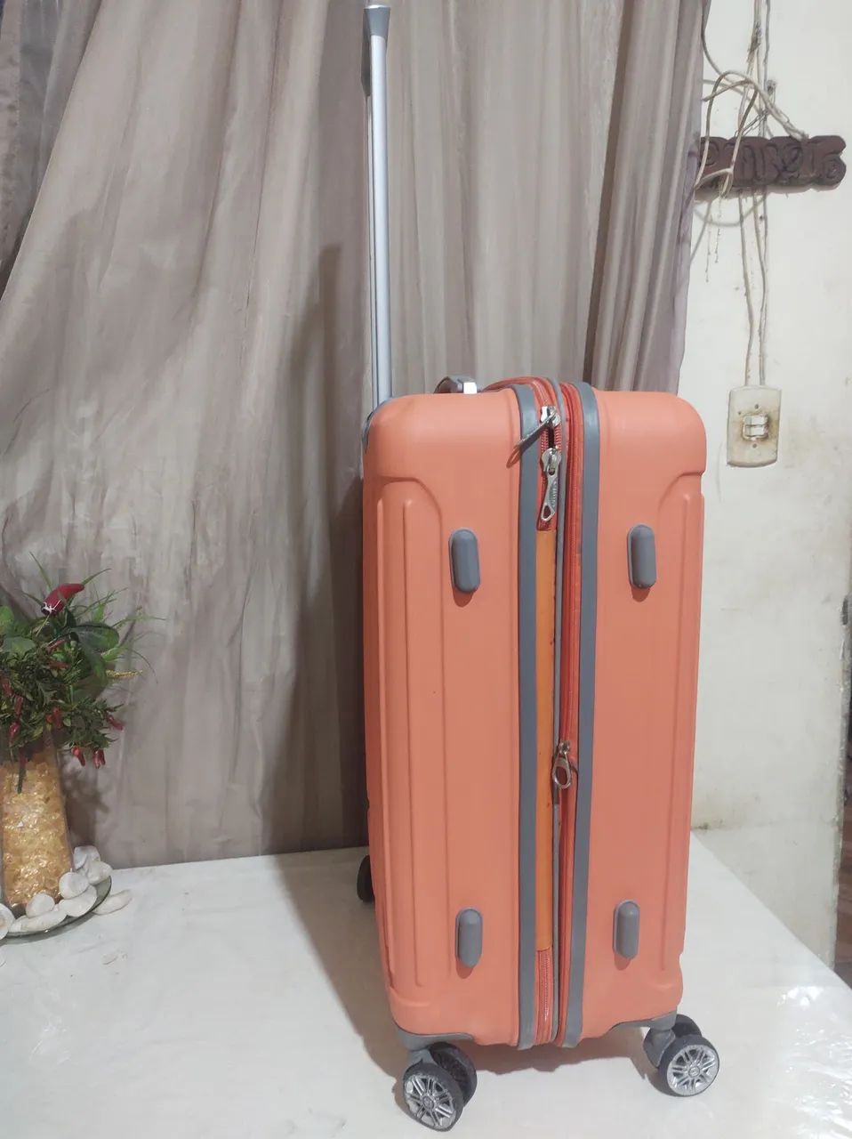 Vendo uma mala de material rígido de 14kg media  - Foto 3