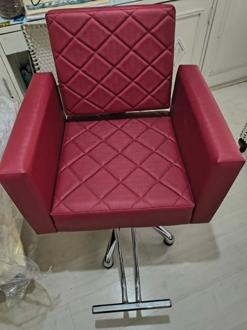  02 Cadeiras de cabelereiro zero , oportunidade unica.