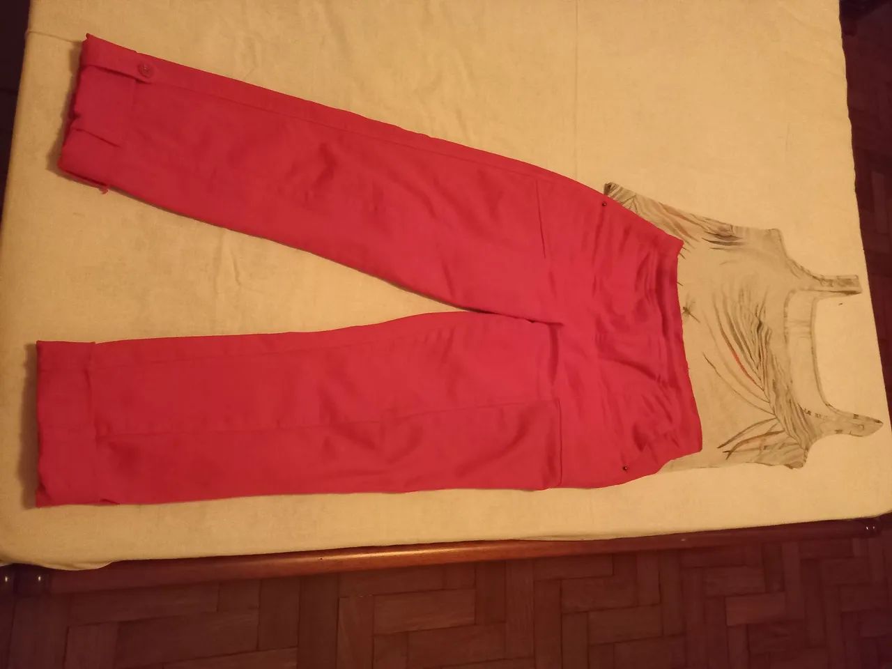 Calça pink e blusa com estampas de folhagens e libélulas 