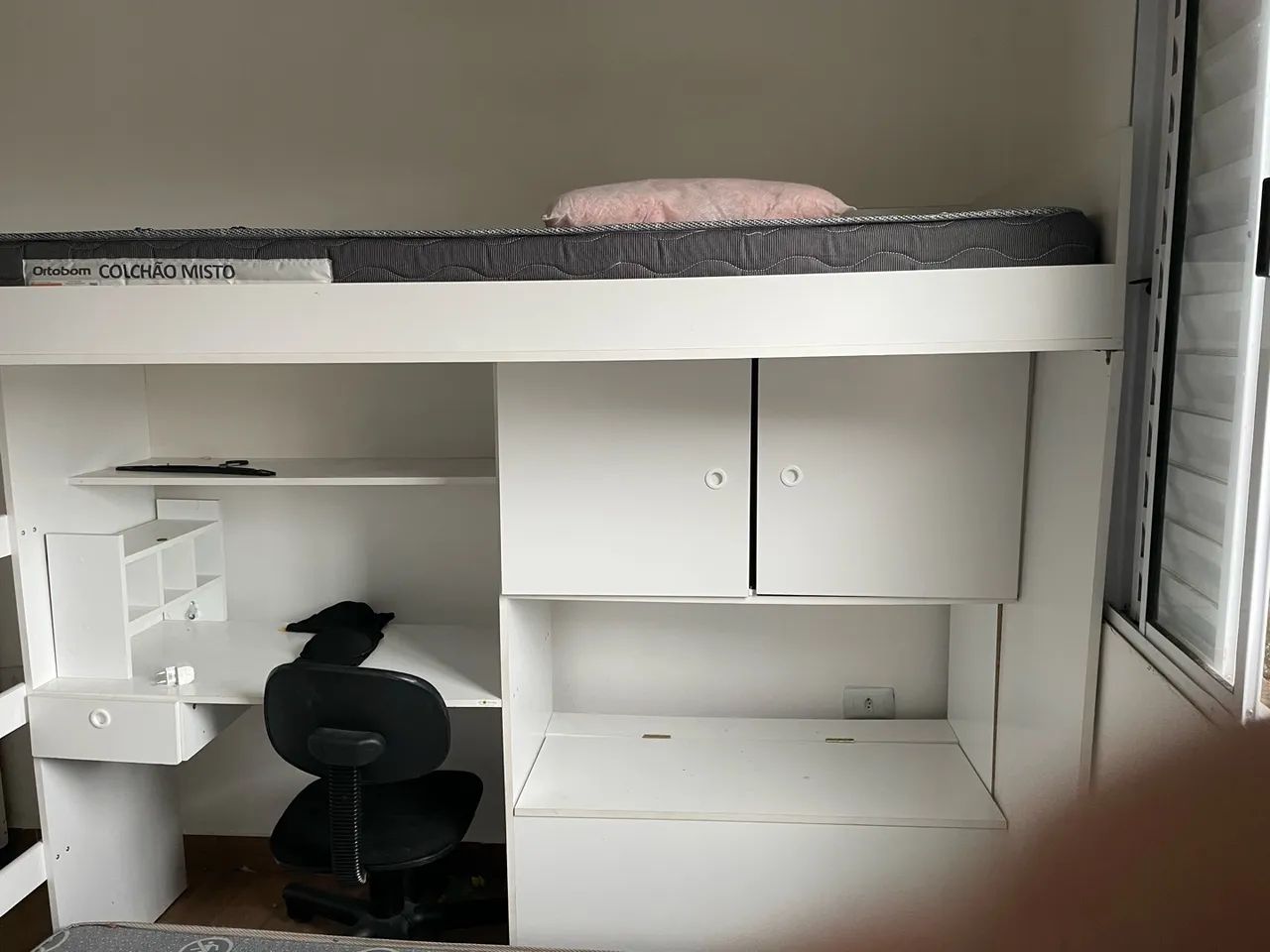 Cama modulada com colchão e guarda-roupa pequeno de prateleira  - Foto 2