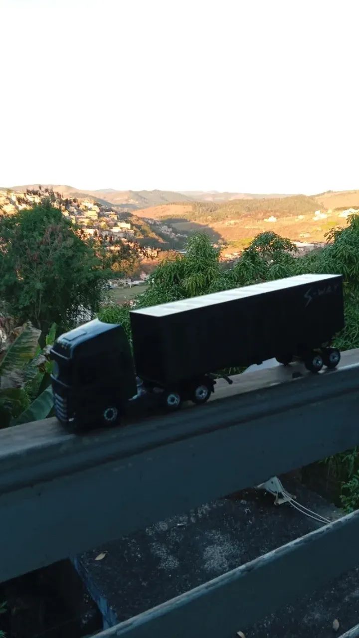 Caminhão de brinquedo Iveco 