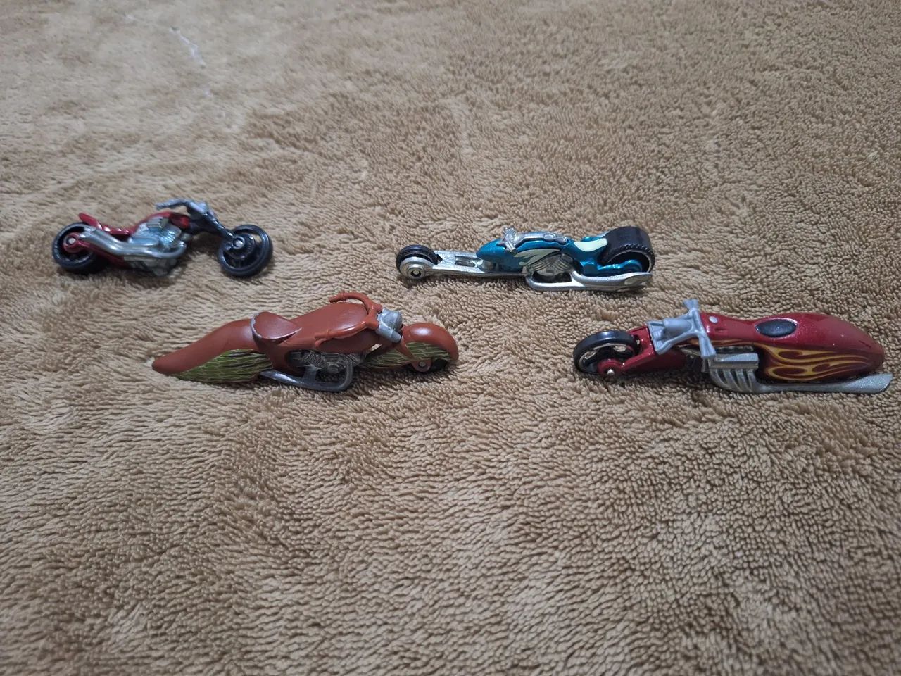 HOTWHEELS 4 motos - Foto 2
