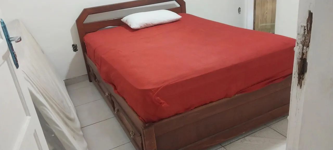 Cama ? de madeira 