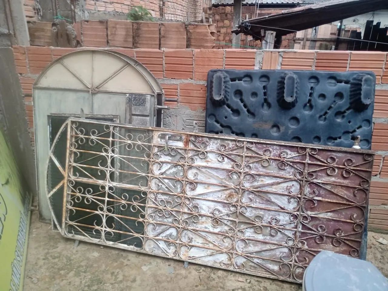 Vendo duas portas duas janelas grandes duas janelas pequenas por apenas 1.500