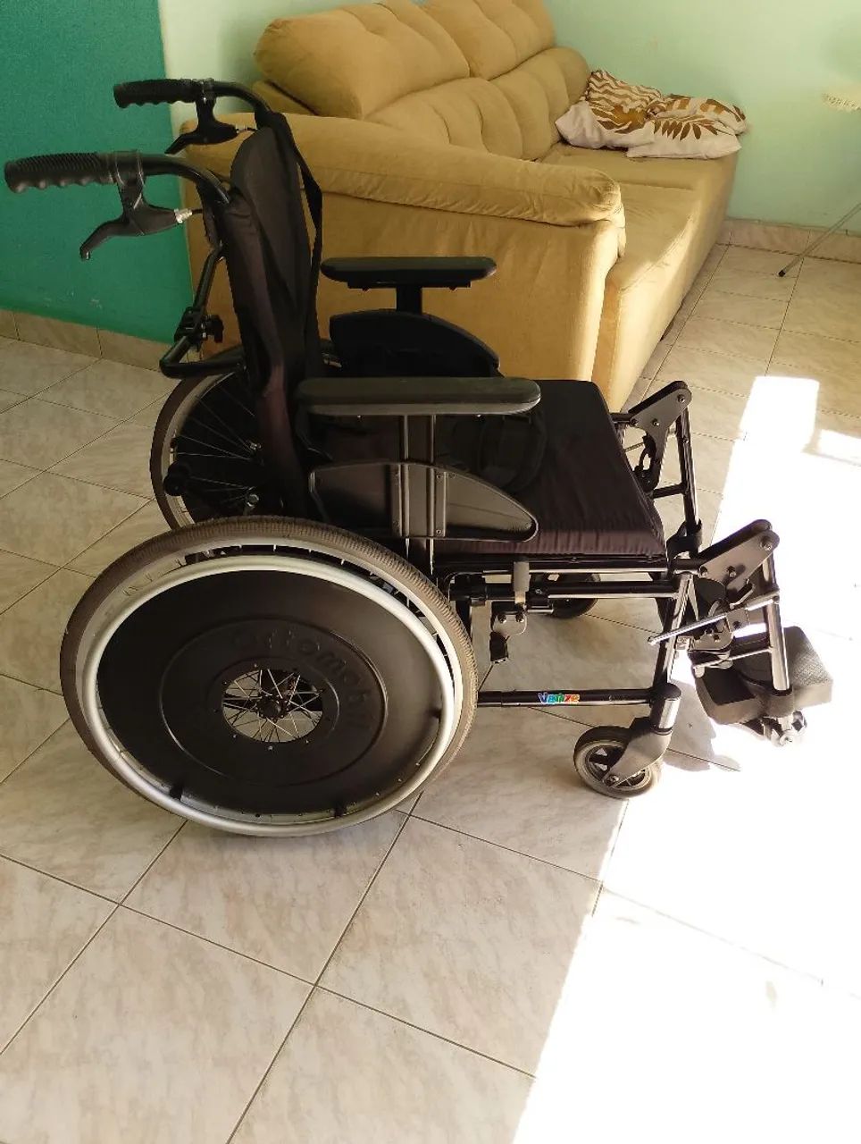 Cadeiras de rodas inclinável com apoio para o pescoço.
