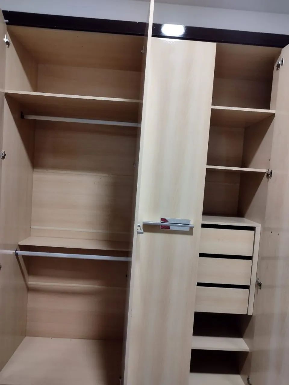 GUARDA-ROUPA 6 PORTAS - ÓTIMO ESPAÇO E CONSERVAÇÃO - Foto 3
