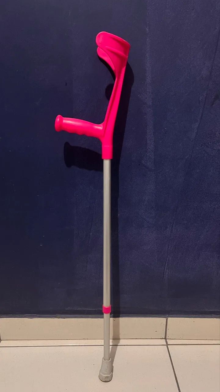 Vendo uma muleta rosa 
