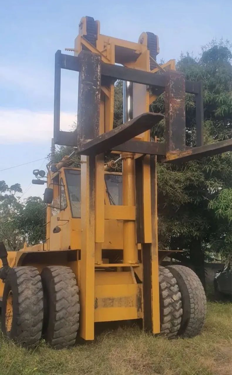Empilhadeira Milan R37 - 1983 com garfo bloco granito - Foto 2