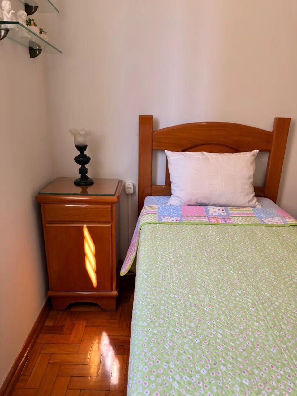 Mesa de cabeceira em madeira
