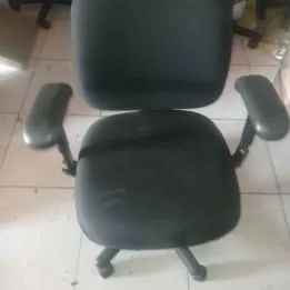 (5) Cadeiras de Escritório giratória e com braço - Foto 3