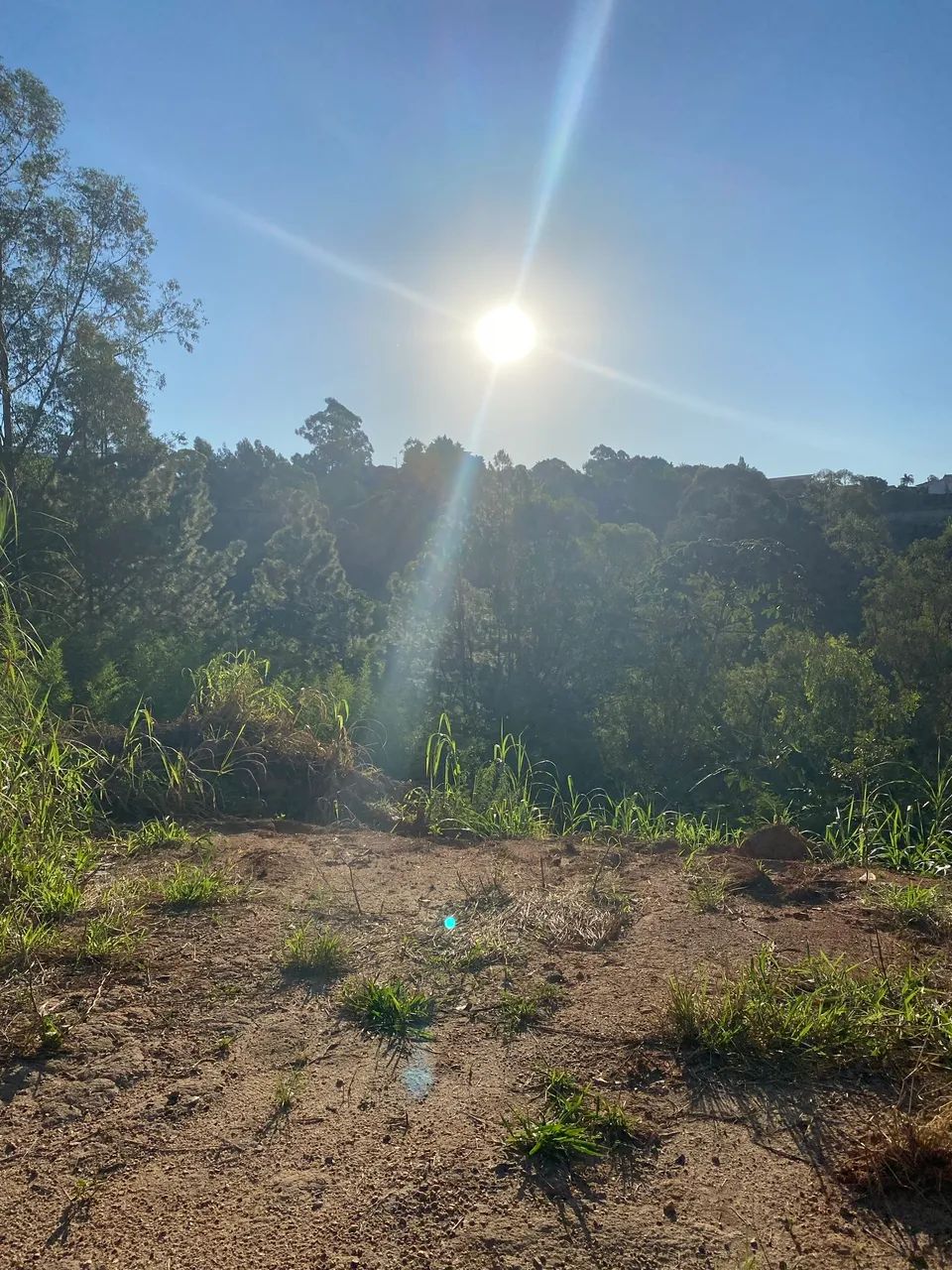 Terreno em declive com vista para o pôr do sol