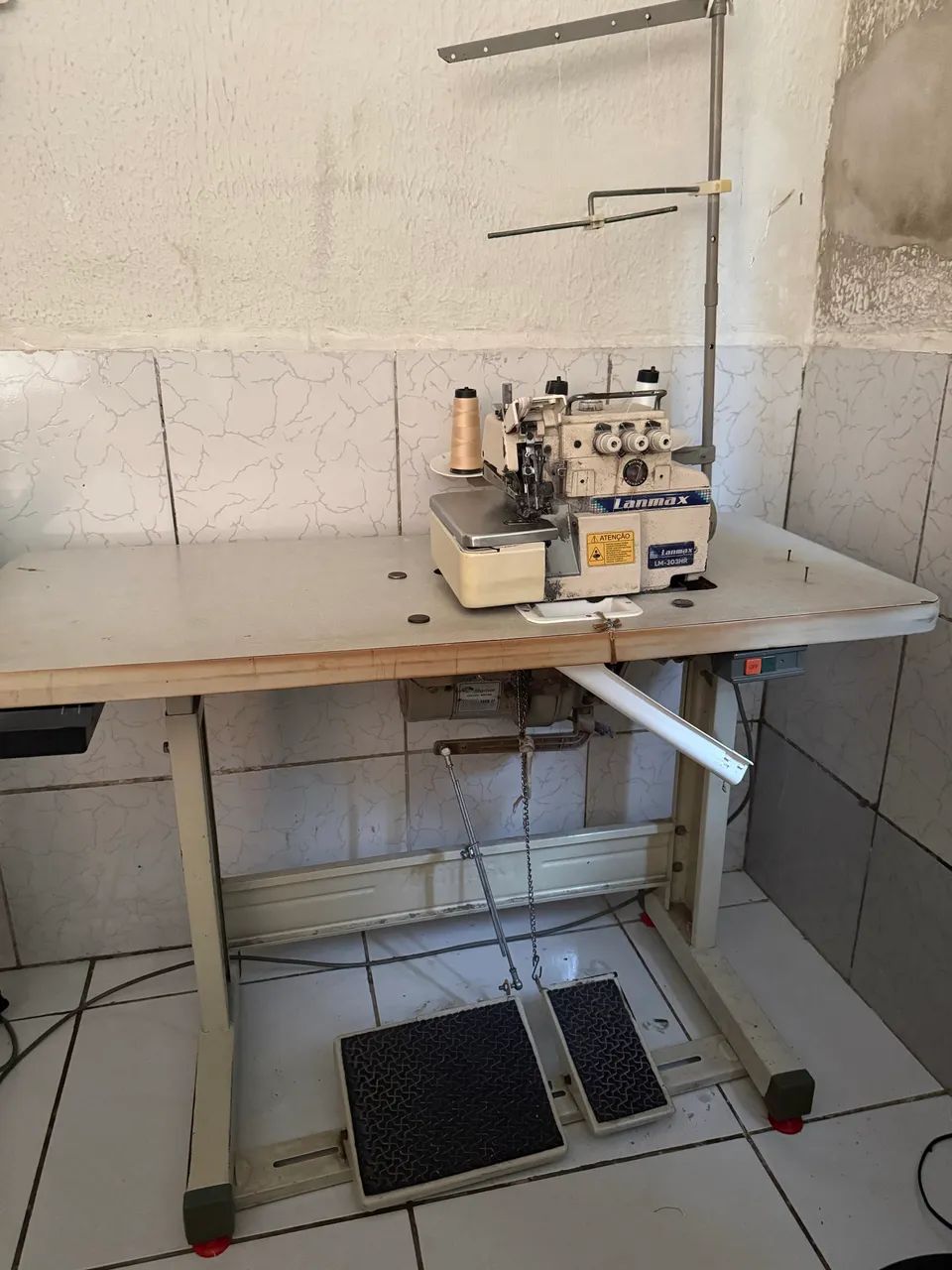 Vende-se uma máquina overloque