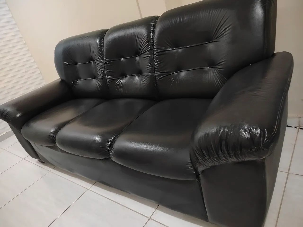 Sofá preto de Courino 3 lugares - Foto 5