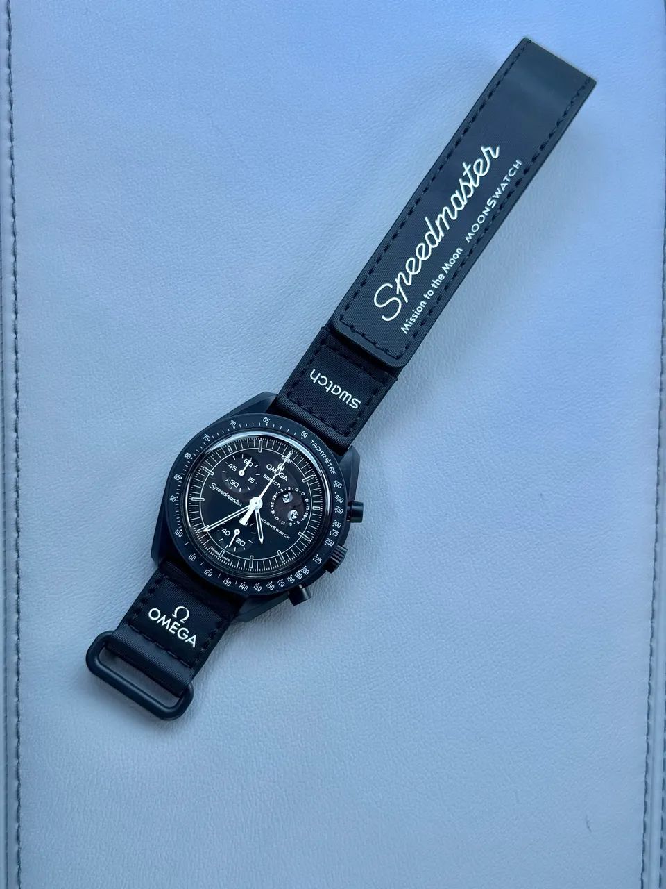 Omega Moonswatch Snoopy Preto