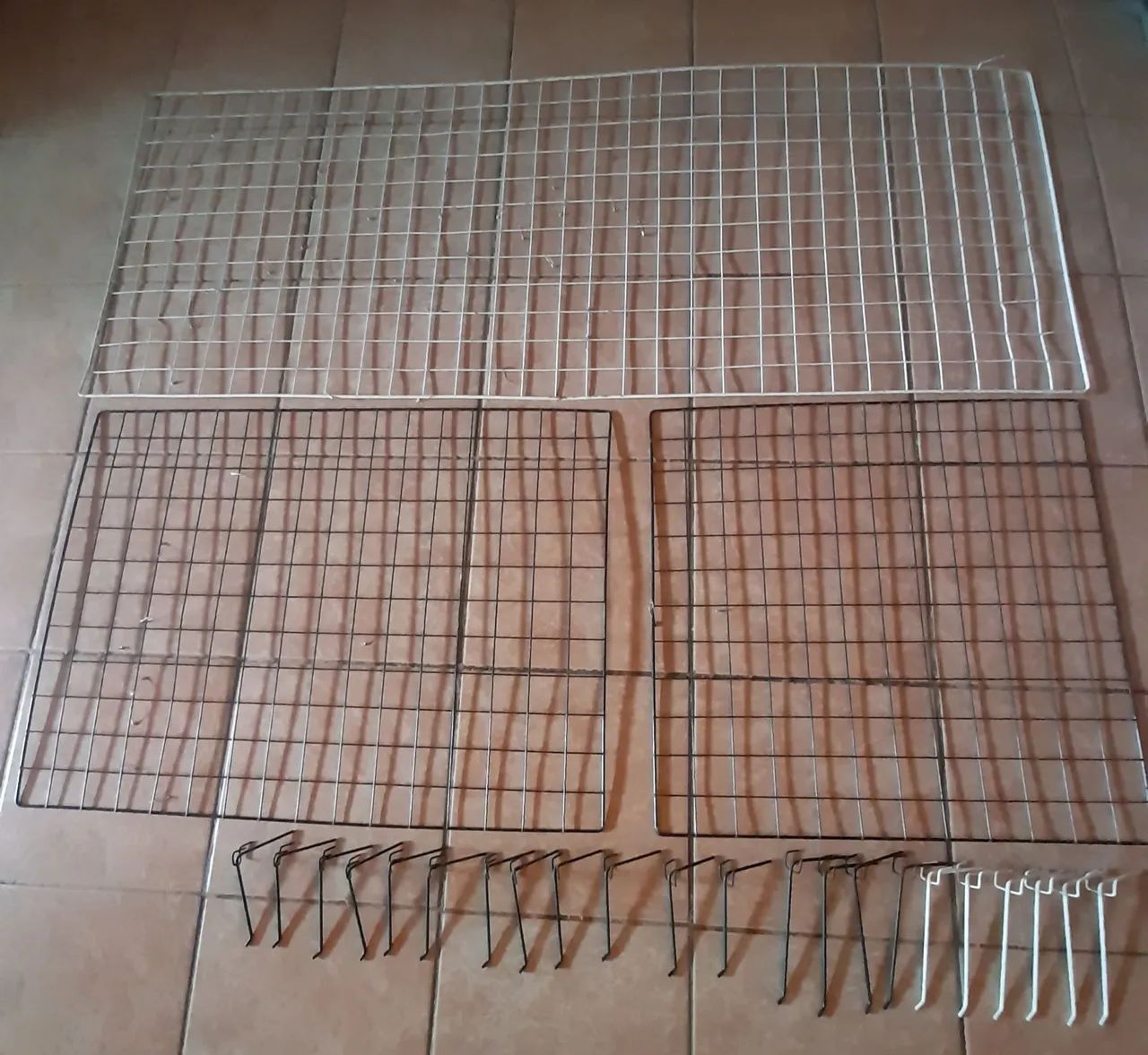 3 Telas aramadas de loja com ganchos