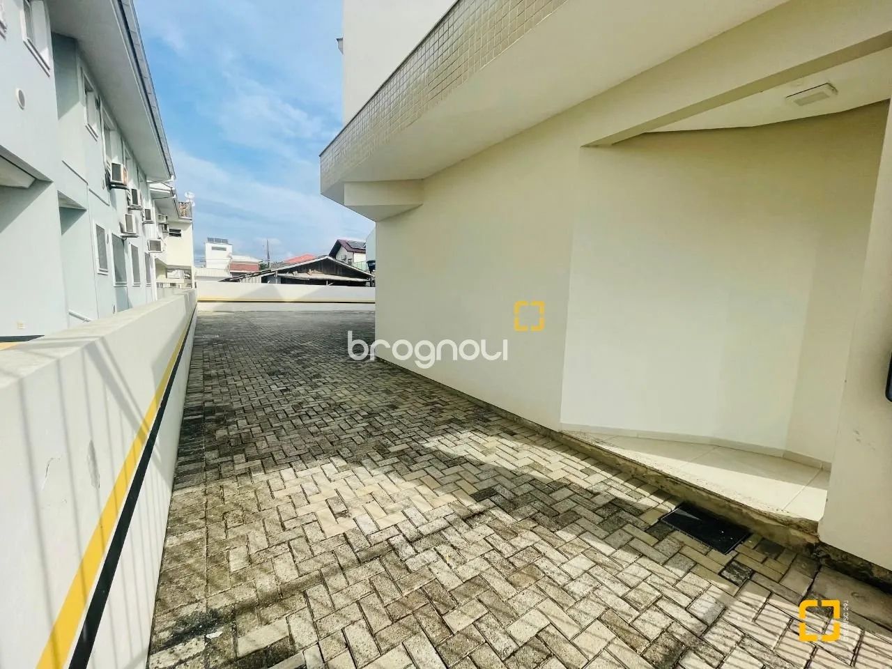 Oportunidade! Prédio com 2 apartamentos e 5 lojas comerciais, em Carianos, Florianópolis - Foto 4