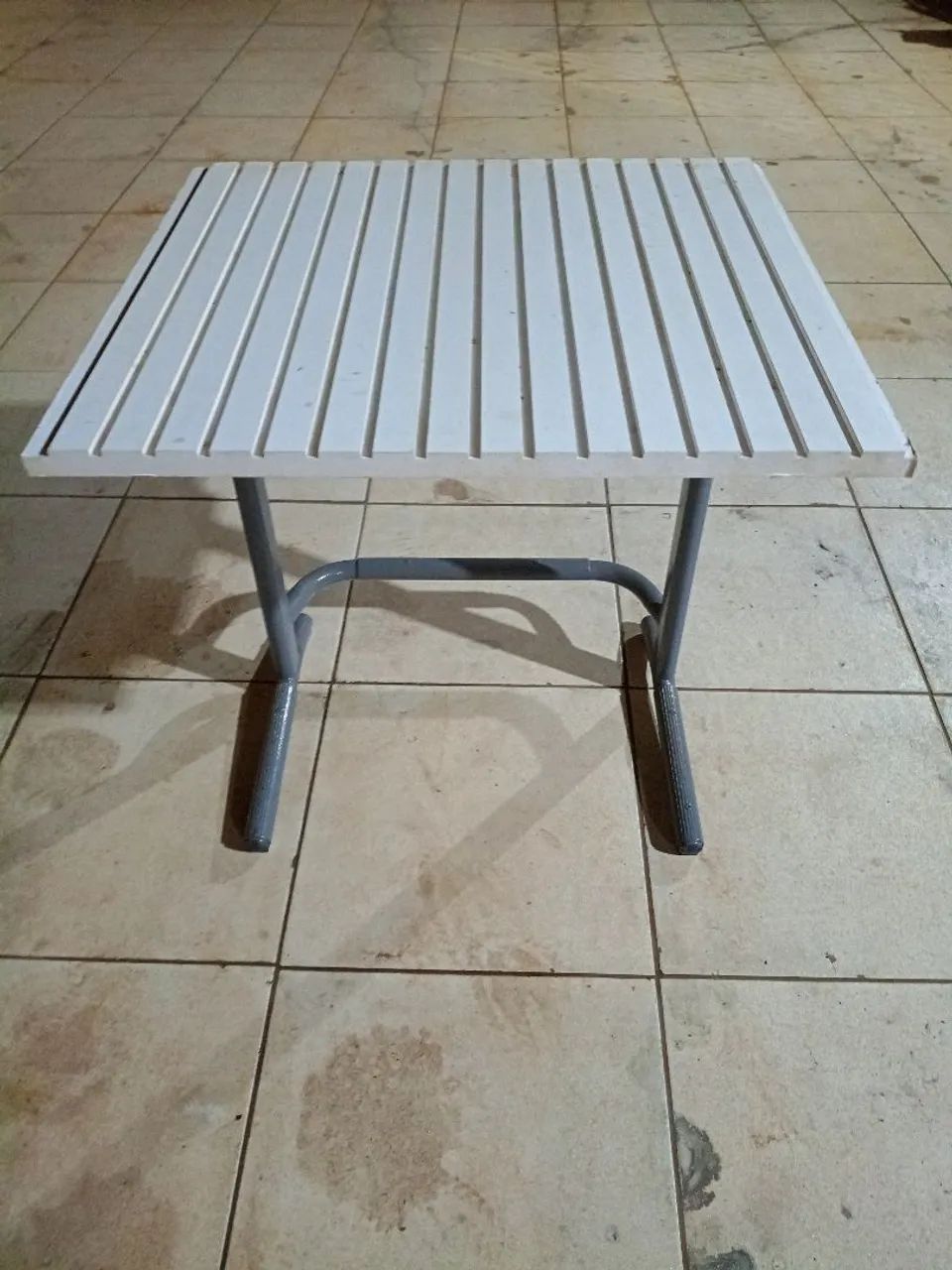 MESA ESCRIVANINHA TIPO ESCOLAR COM BASE DE METAL RESISTENTE E TAMPO EM MDF RIPADO - Foto 4