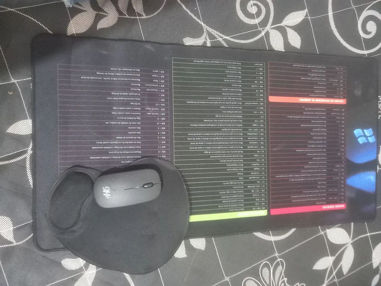 Mousepad e mouse sem fio.