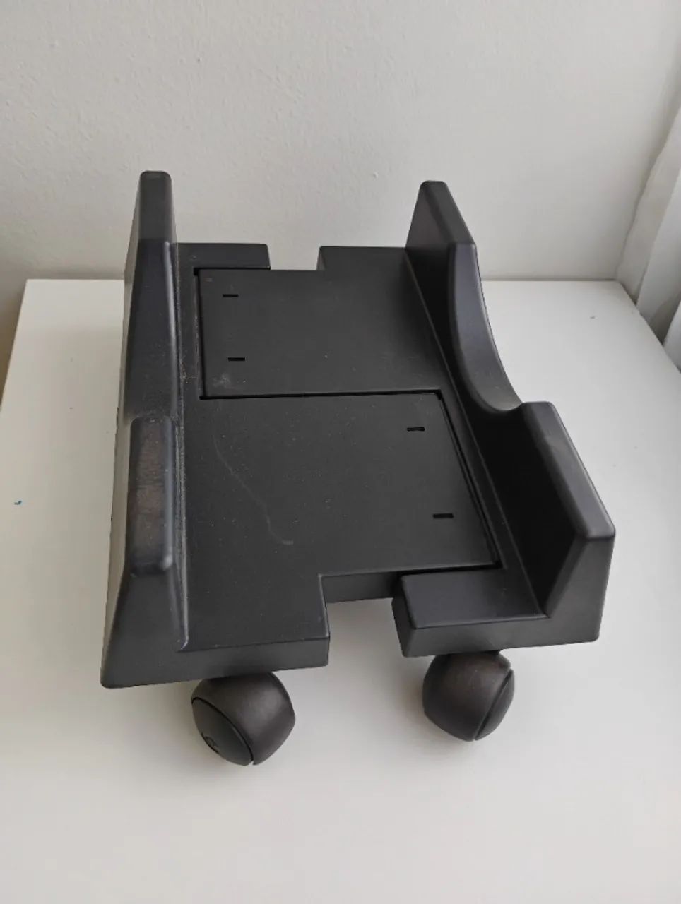 Suporte para CPU com rodinhas 