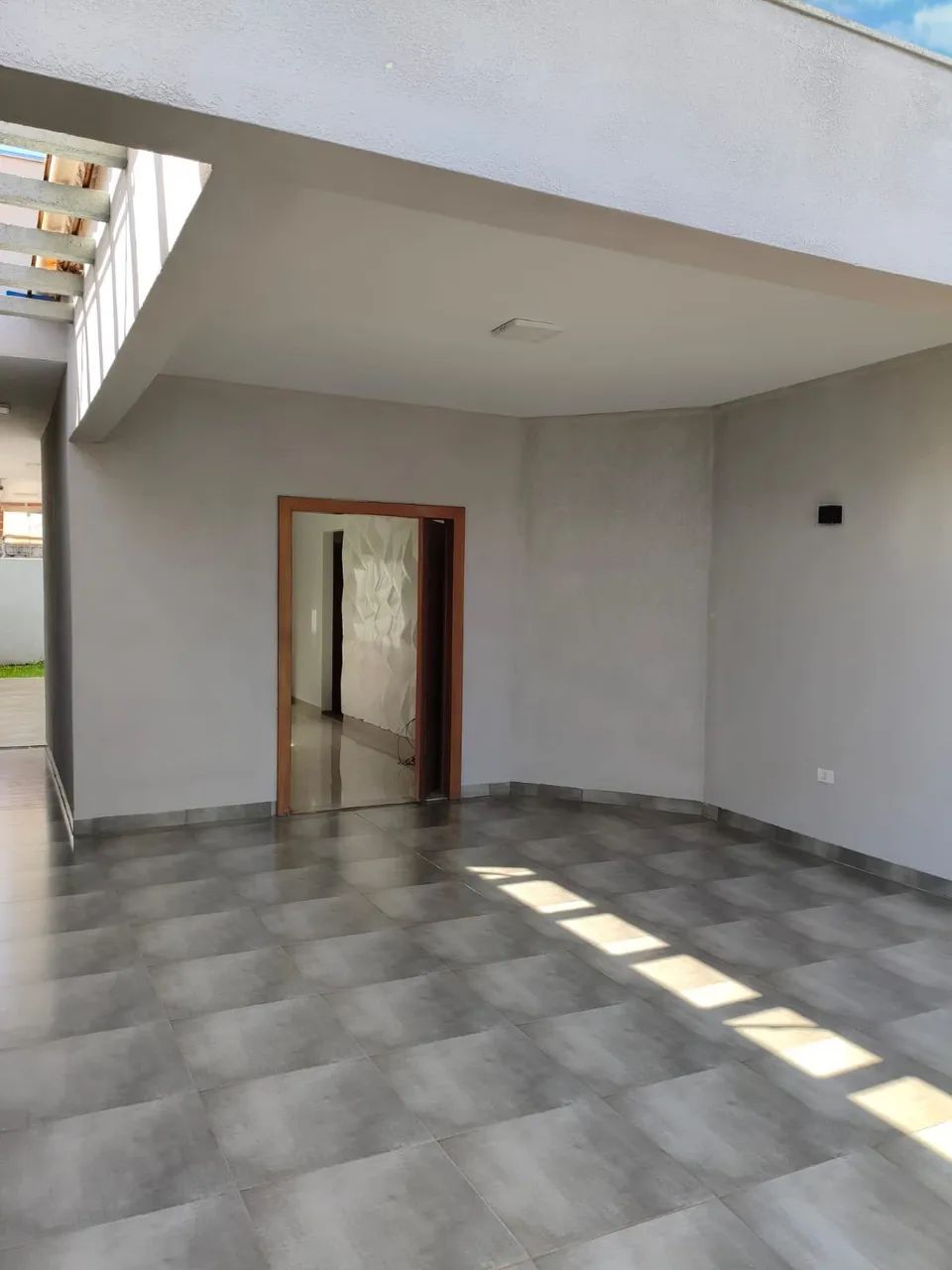 CASA PARA LOCAÇÃO | 1 SUÍTE + 2 QUARTOS, COZINHA MOBILIADA E JARDIM - Foto 2