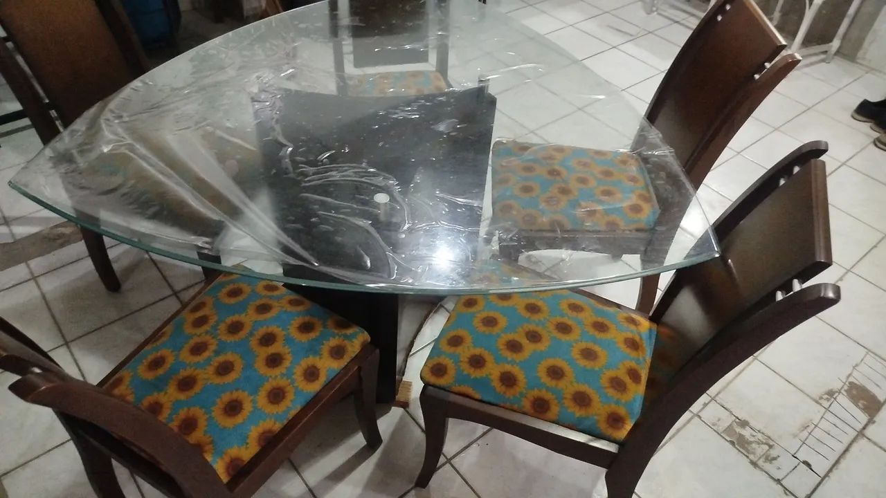 Mesa d vidro triângular c/ 4 cadeiras de madeiras - Foto 2
