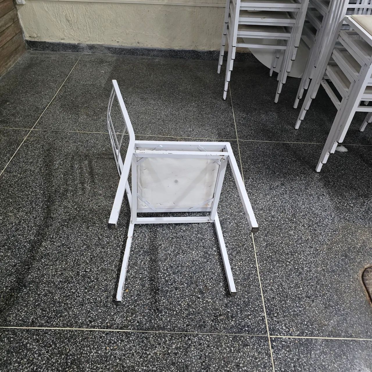 Cadeiras de ferro quadrada com estofados em corino branco - Foto 2
