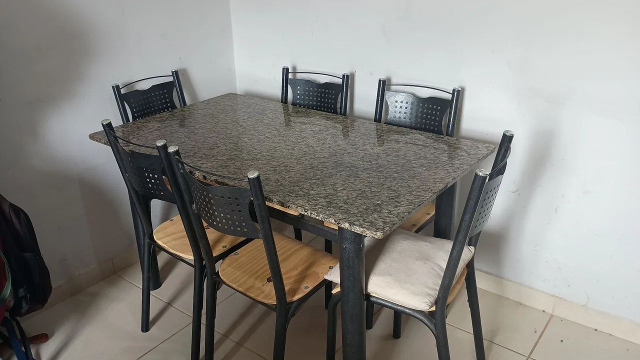 Mesa Inox com tampo de mármore e seis lugares 