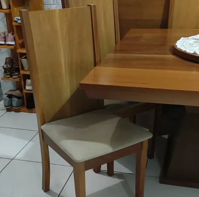 Mesa de madeira com 8 cadeiras - Foto 3