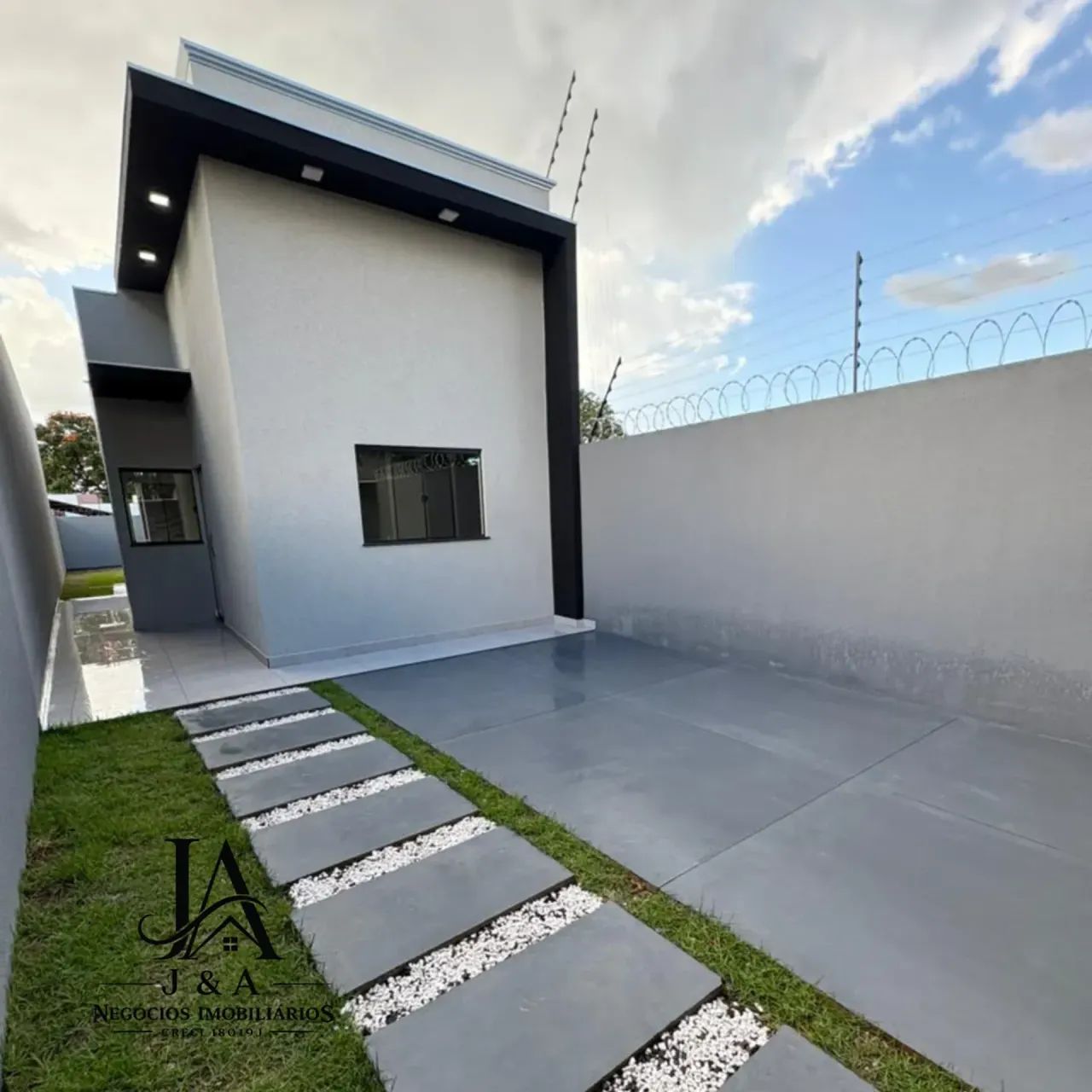 Casa á venda com 2 quartos sendo 1 suíte no Nova Campo Grande
