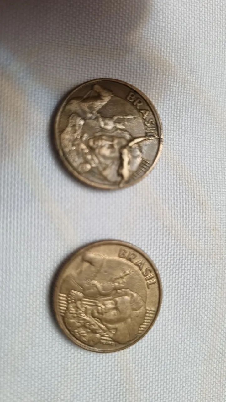Moedas antigas com defeito. 