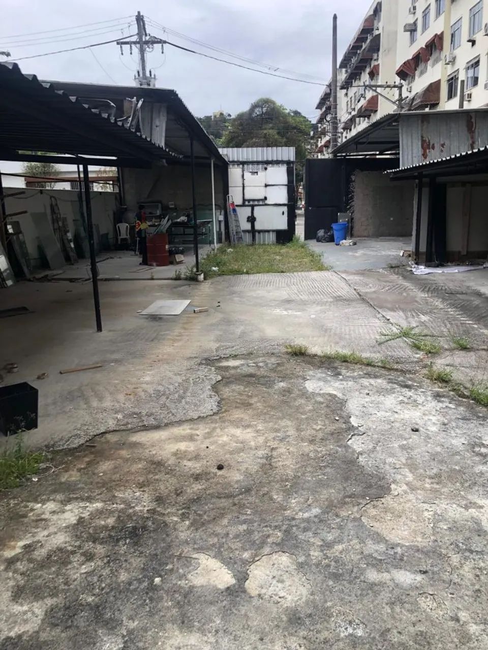 Ampla área, com escritório e banheiro. 