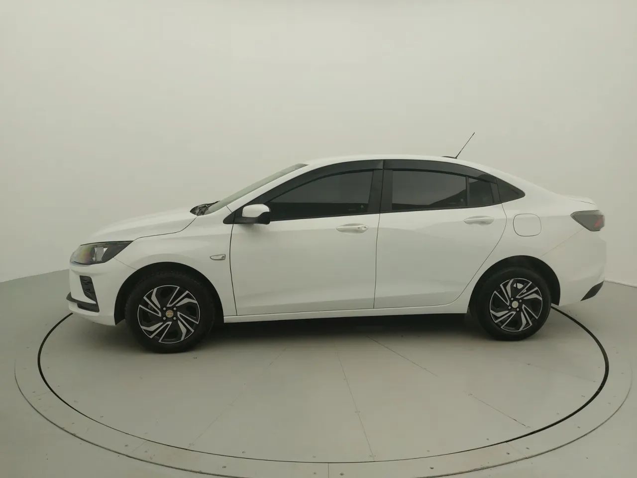 Chevrolet Onix Activ 1.4 8V Flex Aut. 4P, foto 2 de 18