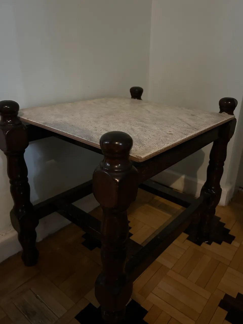 Mesinha lateral estilo colonial tampo em lajota rústica.