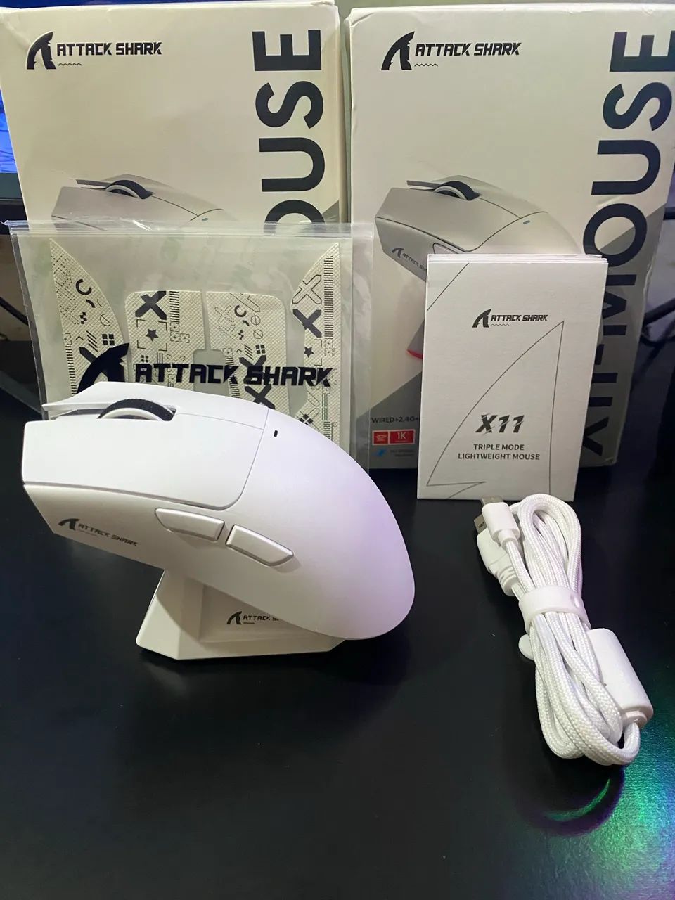 X11 Mouse Attack Shark Sem Fio Branco PAW3311 Com Base Carregadora - Foto 2