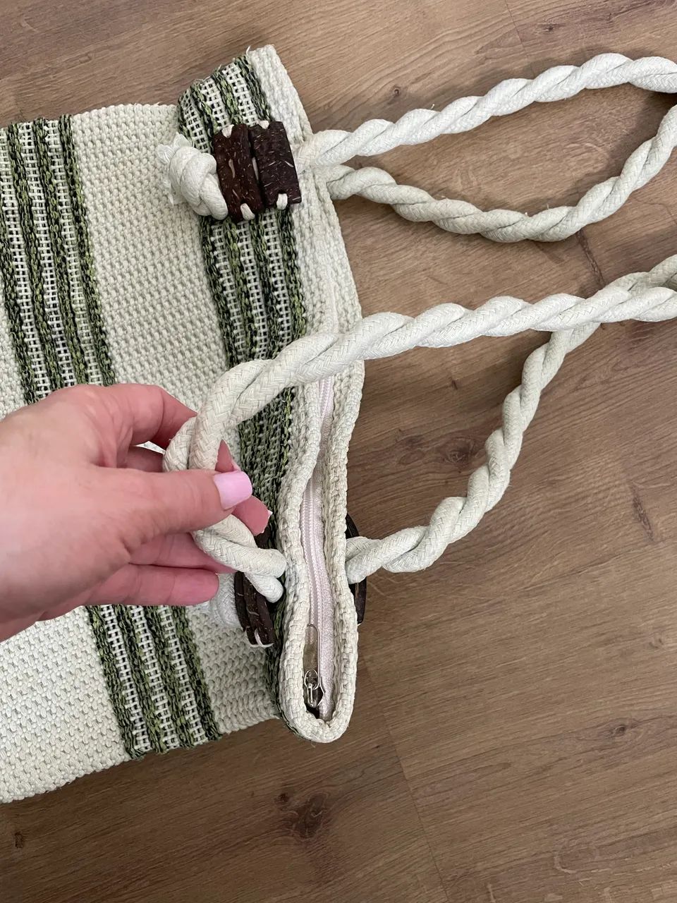 Bolsa de Ombro Estilo Beach/Rustic - Off-White com Listras Verdes e Alça de Corda - Foto 3