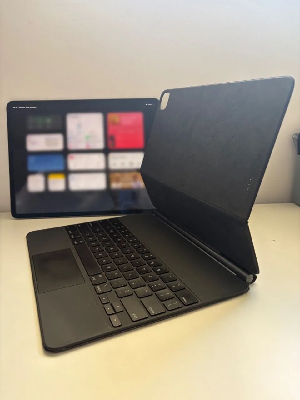 iPad Pro M1 (12,9 pol) (5ª geração) + Magic Keyboard - Foto 2