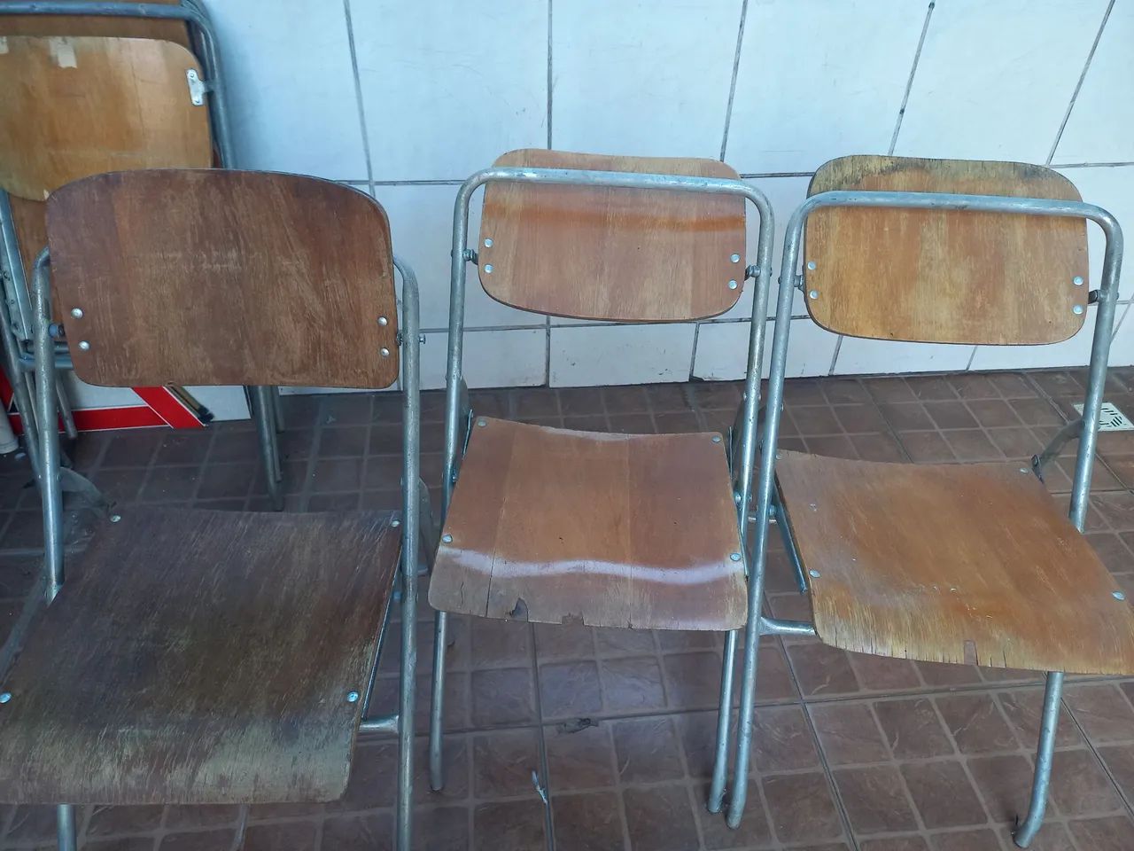 Vendo cadeira usada de madeira 