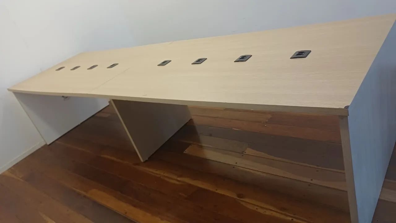 Mesa marrom clara