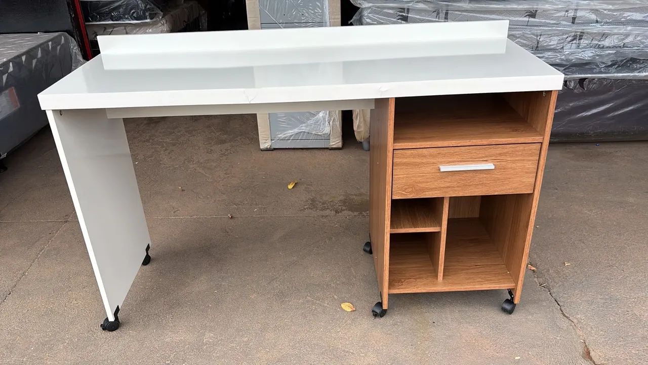 Mesa de computador com avaria 