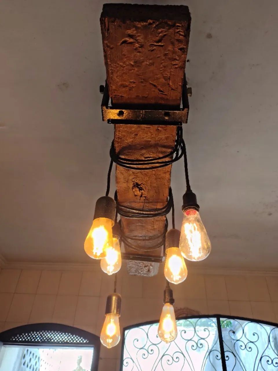 Lustre rústico de dormente para 6 lâmpadas  - Foto 3