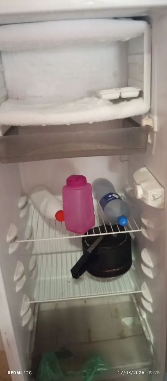 VENDO GELADEIRA FUNCIONANDO PERFEITAMENTE  - Foto 2