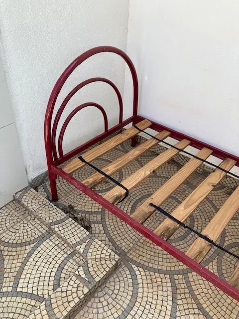 Cama de solteiro de ferro com colchão. - Foto 5